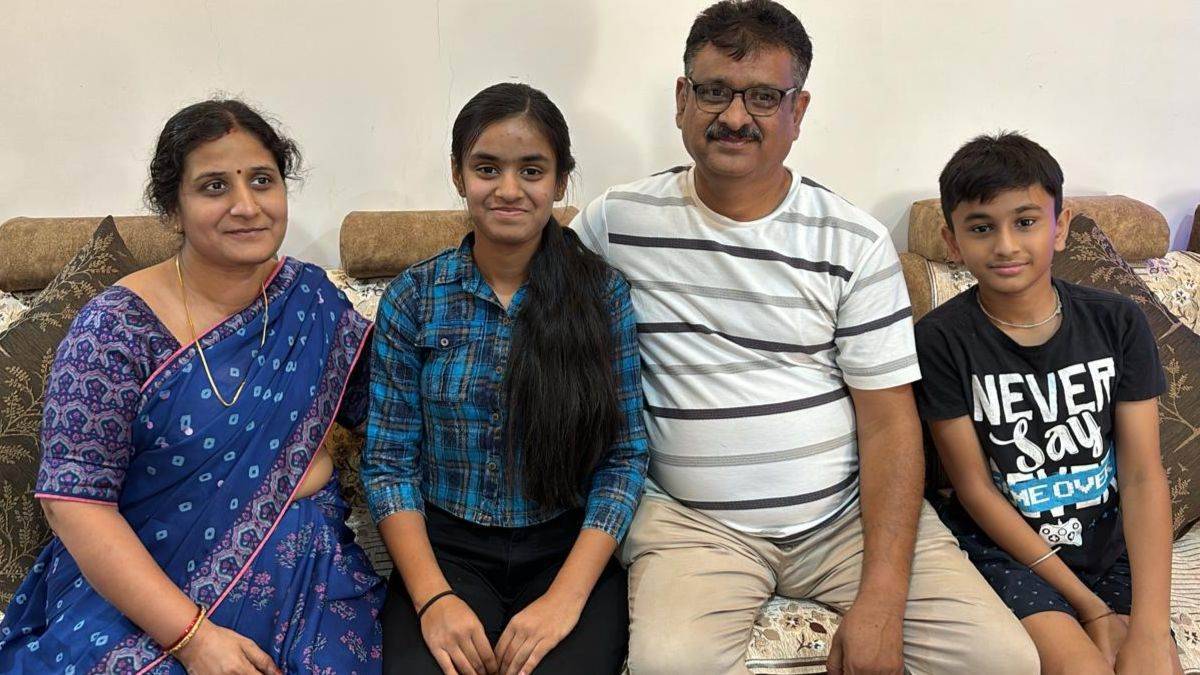 एमपी बोर्ड 10वीं परीक्षा में टाप करने वाली मंडला नैनपुर की अनुष्का अग्रवाल अपने माता-पिता के साथ।